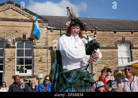 Skipton UK. September 2013. Internationales Puppenfestival. Scottish Stiltman bei Skiptons zweijährigem internationalen Puppenfestival mit Puppentheaterfirmen aus ganz Europa. Die Veranstaltungen boten 44 Vorstellungen mit Tickets plus 32 kostenlose Straßenaufführungen. Von riesigen Puppen bis hin zu kleinen Puppen, die unsichtbar sind, wurde das 5. Skipton International Puppet Festival mit Händen, Füßen und Puppen mit viel traditionelleren Charakter animiert. Stockfoto