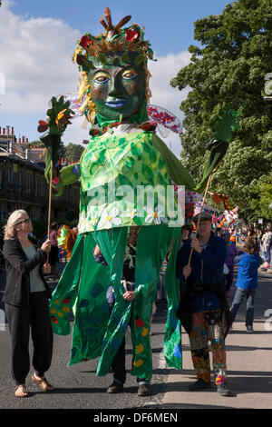 Riesige Marionette Karikatur masquerade Feier in Skipton GROSSBRITANNIEN. 29. September 2013. Internationale Festival der Marionetten. Riesige Angst Punch & Judy Marionetten an der Biennale Internationale Marionette Skipton's Festival mit Theatergruppen aus ganz Europa mit riesigen Puppen mit Händen, Füßen, Spielzeug, Schatten und mit einem Puppenspiel, Punch, Performance, Theater Stage Entertainment, Kinder, traditionelle, Clown, Spaß, Spielen, Judy, Rot, Zeichen, Puppe, lustige, bunte, Veranstaltung, Sommer, Jester, Puppen, Sky, Holz- Riesen. Skipton Großbritannien animierte. 27 September, 2013. Internationale Festival der Marionetten. Grüner Riese Pupp Stockfoto