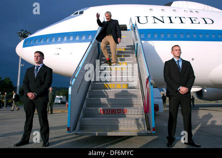 US-Verteidigungsminister Chuck Hagel Wellen bei der Ankunft 29. September 2013 in Seoul, Südkorea. Stockfoto