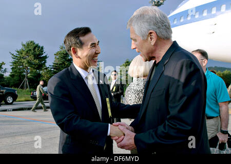 US Verteidigungsminister Chuck Hagel wird begrüßt von Koreanisch Vize-Verteidigungsminister Lim Kwan-bin bei der Ankunft 29. September 2013 in Seoul, Südkorea. Stockfoto