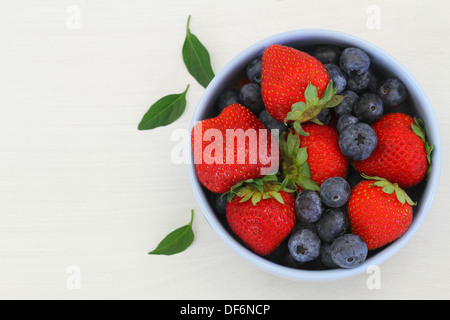 Erdbeeren und Heidelbeeren in Schüssel mit Textfreiraum Stockfoto