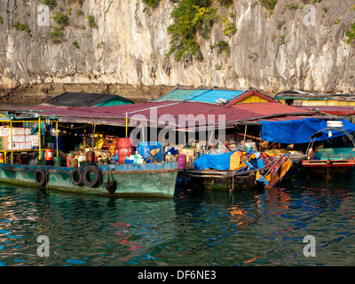 Ein schwimmendes Dorf in Lan-Ha-Bucht in der Nähe von Cat Ba Island in Halong Bucht, Vietnam. Stockfoto