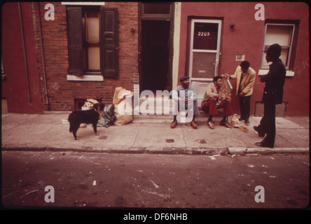 NORTH PHILADELPHIA ARBEITSLOS BLACKS. MANN STEHT AUF DER RECHTEN SEITE IST GERALD HITZEWELLE JONES, ARBEITET FÜR DAS NETZWERK, A... 552754 Stockfoto