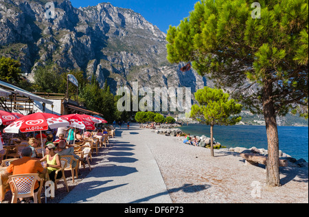 Waterfront Café am Strand von Limone Sul Garda, Gardasee, Lombardei, Italien Stockfoto