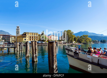 Den Gardasee. Fähre in den Hafen von Riva del Garda, Gardasee, Italienische Seen, Trentino-Südtirol, Italien Stockfoto