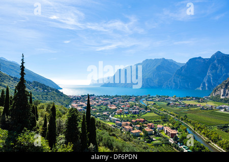 Blick über Torbole und dem nördlichen Ende des Gardasees von der SS240, Gardasee, Trento, Italien Stockfoto