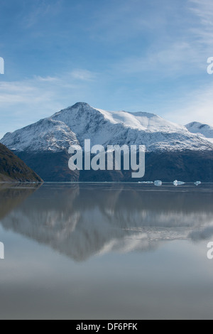 Grönland, Tunulliarfik (aka Eriks Fjord), in der Nähe von Brattahlid. Malerischen Fjord mit Eisbergen und frischen Herbst Schnee auf den Berggipfeln. Stockfoto