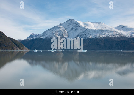 Grönland, Tunulliarfik (aka Eriks Fjord), in der Nähe von Brattahlid. Malerischen Fjord mit Eisbergen und frischen Herbst Schnee auf den Berggipfeln. Stockfoto