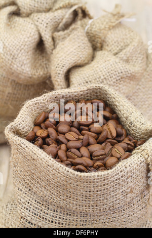 Kaffeebohnen in Jute-Tasche, Nahaufnahme Stockfoto