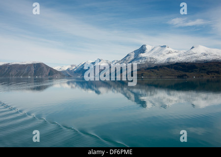 Grönland, Tunulliarfik (aka Eriks Fjord), in der Nähe von Brattahlid. Malerischen Fjord mit Eisbergen und frischen Herbst Schnee auf den Berggipfeln. Stockfoto