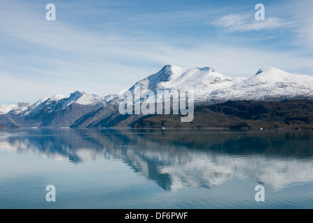 Grönland, Tunulliarfik (aka Eriks Fjord), in der Nähe von Brattahlid. Malerischen Fjord mit Eisbergen und frischen Herbst Schnee auf den Berggipfeln. Stockfoto