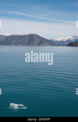 Grönland, Tunulliarfik (aka Eriks Fjord), in der Nähe von Brattahlid. Malerischen Fjord mit Eisbergen und frischen Herbst Schnee auf den Berggipfeln. Stockfoto