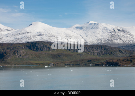 Grönland, Tunulliarfik (aka Eriks Fjord), in der Nähe von Brattahlid. Malerischen Fjord mit Eisbergen und frischen Herbst Schnee auf den Berggipfeln. Stockfoto