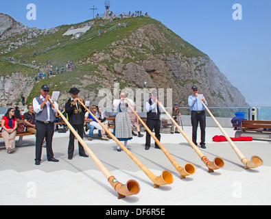 Pilatus Berg - Juli 13: Nicht identifizierte Personen, die traditionelle Schweizer Musik mit alphörner am 13. Juli 2013 Auf dem Gipfel des Pilatus, Schweiz. alphorn ist traditionelle Musik Instrument der Schweiz. Stockfoto