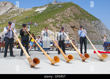 Pilatus Berg - Juli 13: Nicht identifizierte Personen, die traditionelle Schweizer Musik mit alphörner am 13. Juli 2013 Auf dem Gipfel des Pilatus, Schweiz. alphorn ist traditionelle Musik Instrument der Schweiz. Stockfoto