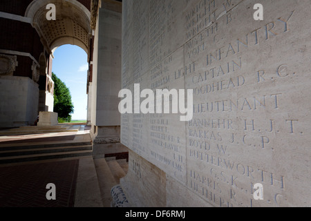 Die Inschrift an britischen Komponisten George nachdem Kaye Butterworth auf der Thiepval-Denkmal auf die fehlende an der Somme Stockfoto