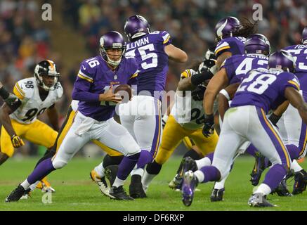 London, UK. 29. September 2013. Minnesota Vikings-Quarterback Matt Cassel [16] übergibt an Minnesota Vikings Running Back Adrian Peterson [28] während die NFL International Series-Spiels zwischen Pittsburgh Steelers V Minnesota Vikings im Wembley-Stadion. Bildnachweis: Action Plus Sport Bilder/Alamy Live News Stockfoto