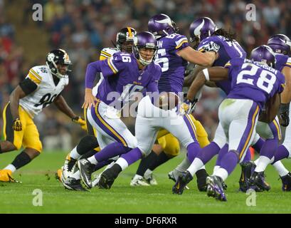 London, UK. 29. September 2013. Minnesota Vikings-Quarterback Matt Cassel [16] übergibt an Minnesota Vikings Running Back Adrian Peterson [28] während die NFL International Series-Spiels zwischen Pittsburgh Steelers V Minnesota Vikings im Wembley-Stadion. Bildnachweis: Action Plus Sport Bilder/Alamy Live News Stockfoto
