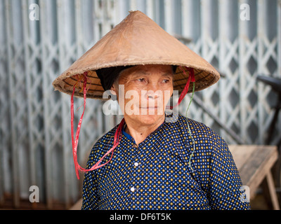 Ein Porträt einer alten, vietnamesische Frau in einem konischen Hut am Sonntagsmarkt in Bac Ha, Provinz Lao Cai, Vietnam. Stockfoto