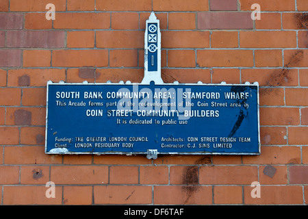 Blaue Plakette auf der Außenseite der Oxo Tower, London, England, UK. Stockfoto