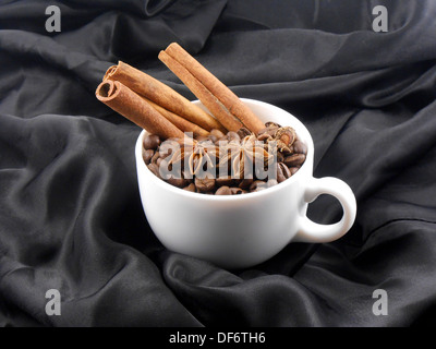 Komposition mit weißen Tasse Kaffee, Kaffeebohnen und Zimt Stockfoto