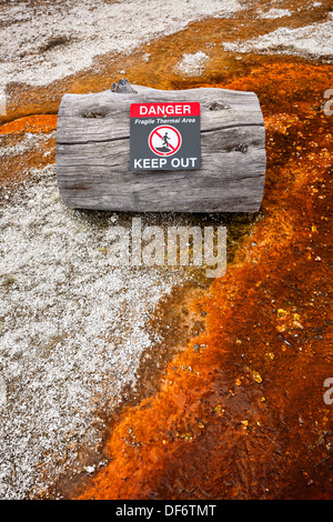 Warnung Zeichen erzählen von geothermischen Gefahr in West Thumb Geyser Basin, Yellowstone-Nationalpark, Wyoming Stockfoto