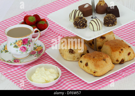 Kuchen-Tablett mit Gebäck und Pralinen Stockfoto