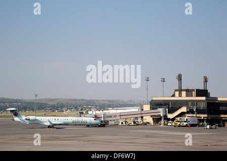 Ein Air Canada Express-Flugzeug auf dem Asphalt am Calgary International Airport in Alberta, Kanada Stockfoto