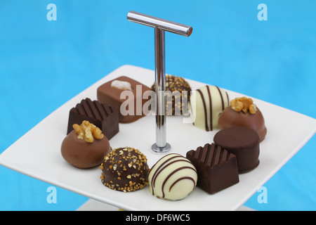 Auswahl von Pralinen auf weißen Kuchen Tablett Stockfoto