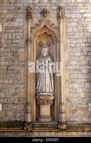 Statue von Königin Anne von j.w. Seale gesetzt in einer Nische an der Fassade des The Guildhall, Basinghall Street, London, UK. Stockfoto