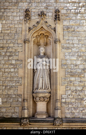 Statue von Queen Victoria von J.W. Seale in einer Nische an der Fassade der Guildhall, Basinghall Street, London, UK. Stockfoto