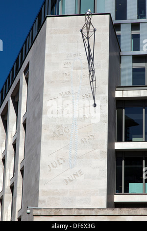 Ein Mittag Mark Sonnenuhr an der Wand von der London Stock Exchange, Paternoster Square, London, England, UK. Stockfoto