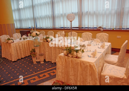 Hochzeitstafel set mit Blumenstrauß Stockfoto