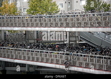 Fahrrad-Parken, Garage oder Fietsflat an der Central Station in Amsterdam. Stockfoto