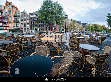 Outdoor-CafŽ van Zuylen auf der Torensluis-Brücke an der Ecke der Singel Gracht in Amsterdam. Stockfoto