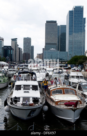 Eingang West India Docks mit Yachten, die darauf warten, beenden Sie die Sperre, Docklands, London, England, UK. Stockfoto