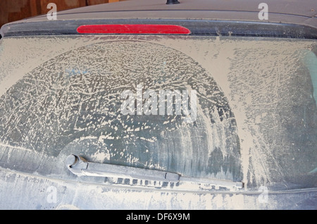 Eine Menge Staub auf einem schwarzen Auto Stockfoto