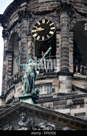 Uhr auf der Royal Palace Dam in Amsterdam. Stockfoto