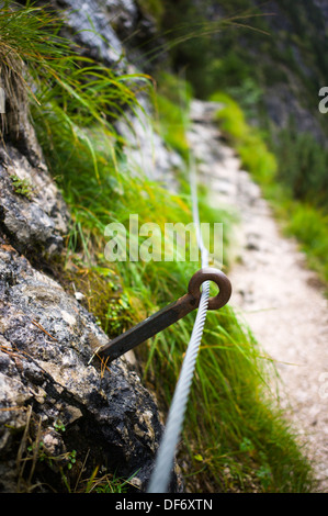 Kabel sichert einen schmalen Pfad über das Höllental in der Nähe von Garmisch-Partenkirchen Bayern Deutschland Stockfoto