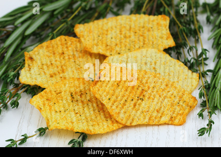 Gebackene Kartoffelchips mit frischen Kräutern, Nahaufnahme Stockfoto