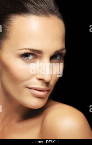 Close-up Portrait eine hübsche junge Frau mit makellose Haut, Blick in die Kamera. Hübsche Frau mit sauberen und strahlende Haut Stockfoto