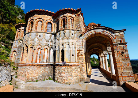 Exterieur des byzantinischen orthodoxen Klosters Pantanassa, Mystras, Sparta, Peloponnes, Griechenland. Ein UNESCO-Weltkulturerbe Stockfoto