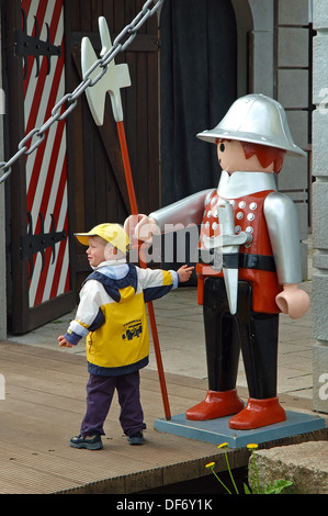 Kind genießt im Playmobil-Freizeitpark, Stockfoto