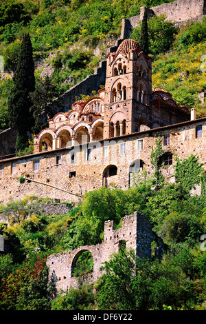 Exterieur des byzantinischen orthodoxen Klosters Pantanassa, Mystras, Sparta, Peloponnes, Griechenland. Ein UNESCO-Weltkulturerbe Stockfoto