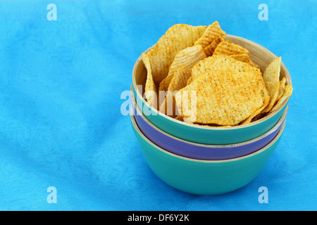 Gebackene Kartoffelchips mit frischen Kräutern mit Textfreiraum Stockfoto