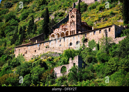 Exterieur des byzantinischen orthodoxen Klosters Pantanassa, Mystras, Sparta, Peloponnes, Griechenland. Ein UNESCO-Weltkulturerbe Stockfoto