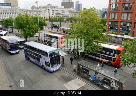 Eine hohe Aussicht auf der Piccadilly Gardens Busbahnhof im Zentrum von Manchester. Stockfoto