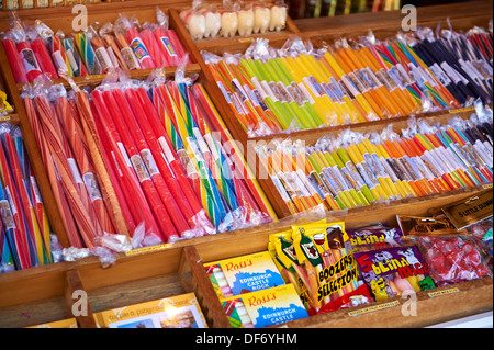 Traditionellen Rock Süßigkeiten Stall im Hafen von Whitby, North Yorkshire, England Stockfoto