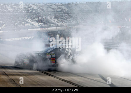 Dover, DE, USA. 29. September 2013. Dover, DE - Sep 29, 2013: Jimmie Johnson (48) gewinnt die AAA-400 auf dem Dover International Speedway in Dover, DE. © Csm/Alamy Live-Nachrichten Stockfoto