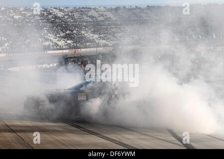 Dover, DE, USA. 29. September 2013. Dover, DE - Sep 29, 2013: Jimmie Johnson (48) gewinnt die AAA-400 auf dem Dover International Speedway in Dover, DE. © Csm/Alamy Live-Nachrichten Stockfoto